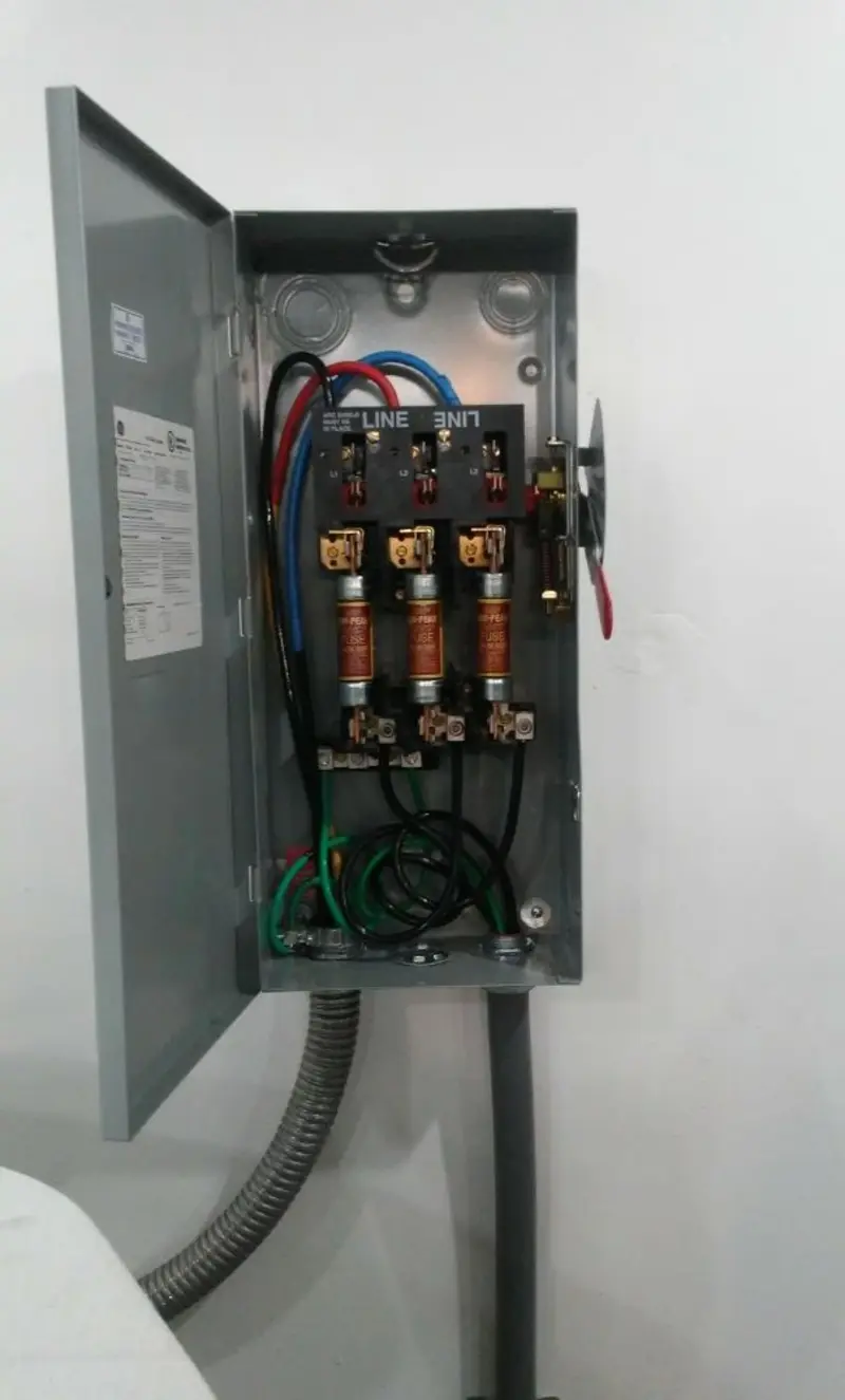 Three-phase disconnect switch installed for Smoke Detector Installation in Glen Carbon